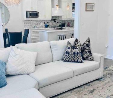Oakville Casa | Luxury Oakville Home, Hot Tub, Fireplace, New Home