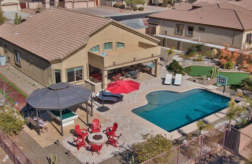 East Mesa Casa | Asequible y lujoso Oasis Home, piscina grande, putting green, bolos, hoguera, mesa de billar
