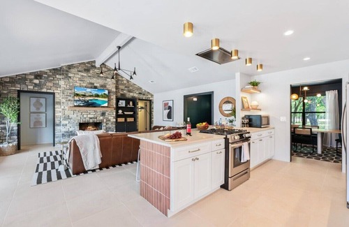 Manor Casa | Luxury Oasis: Pool, Hot Tub, Games + Guesthouse