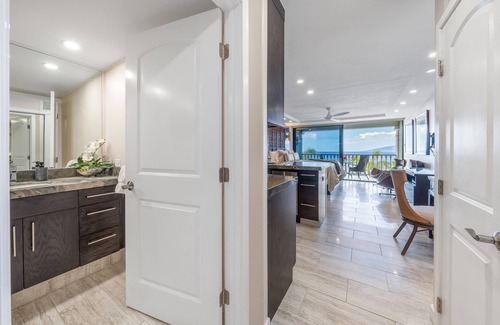 Historic Lahaina Front Street Apartamento | LUXURY OCEAN and BEACH FRONT studio in Lahaina Shores. Sunset ocean views!