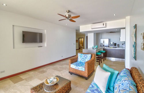 Barrio Los Faroles Condominio | Condominio frente al mar de lujo con vistas al mar, piscina compartida y fácil acceso a la playa!