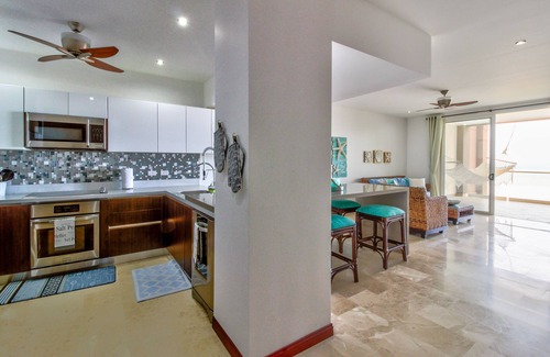 Barrio Los Faroles Condominio | Condominio frente al mar de lujo con vistas al mar, piscina compartida y fácil acceso a la playa!