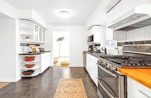 Niagara-on-the-Lake Casa | Luxury Old Town Escape With Pool and Hot Tub in Spacious House