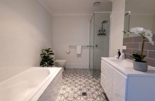 Dubbo Casa | Luxury on Lesmurdie - Close to Zoo & Golf Club