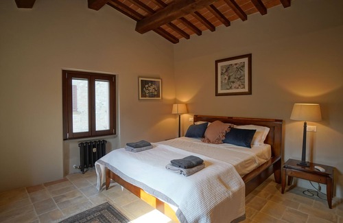 Montone Apartamento | Luxury one bedroom apartment in the main Piazza of historic Montone