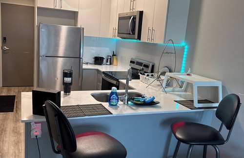 Southwest Edmonton Condominio | Luxury One-Bedroom Condo walking distance to train & South Gate mall. 24hr Gym