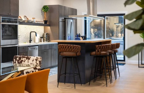 Lawrenceville Apartamento | Luxury Overlooking Lawrenceville! Stylish & Serene