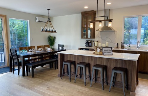 La Minerve Casa | Luxury Panoramic Lakeview Cottage w/ Spa, Game Room & Beach