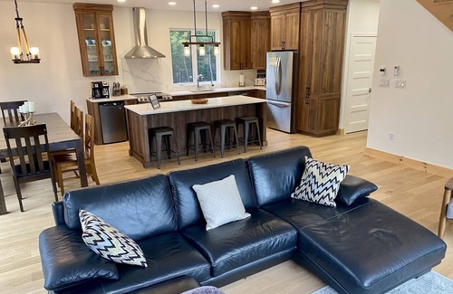 La Minerve Casa | Luxury Panoramic Lakeview Cottage w/ Spa, Game Room & Beach