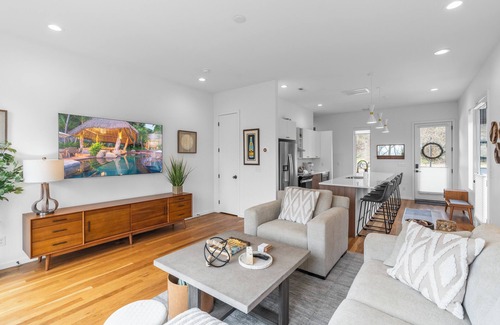East Ridge Casa | Luxury Panoramic Mountain Views From This Atomic Ridge Modern Stylish Retreat.