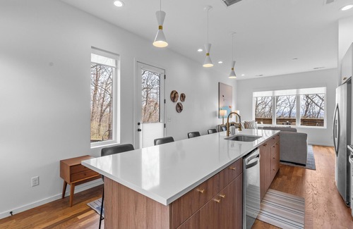 East Ridge Casa | Luxury Panoramic Mountain Views From This Atomic Ridge Modern Stylish Retreat.