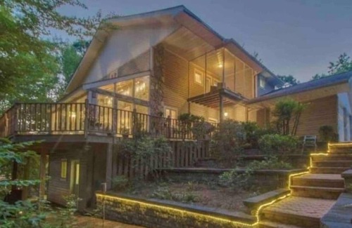Southmont Casa | Luxury Paradise Awaits on the Lakefront