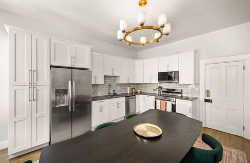 Pendleton Apartamento | Luxury Parkside 2BR w Views | Walk to Everything