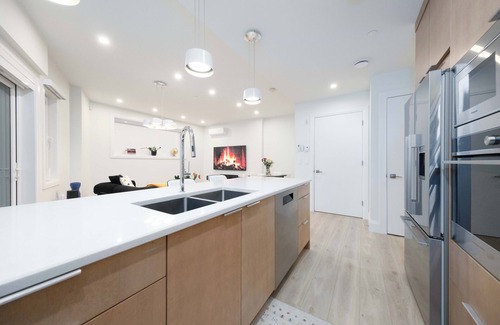 South Granville Apartamento | Luxury Passive House w/ Private Patio in Vancouver