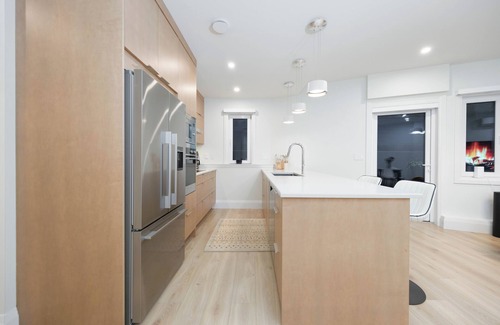 South Granville Apartamento | Luxury Passive House w/ Private Patio in Vancouver