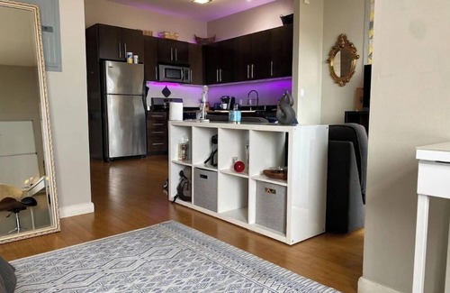 Palms Apartamento | Luxury pent house Loft downtown Culver City. by Cozy Suites