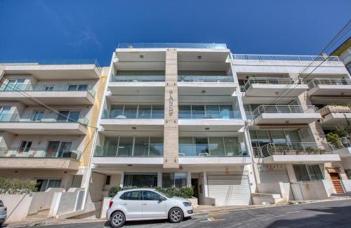 Tal-Ghoqod Apartamento | Luxury Penthouse in Swieqi with In and Outdoor Pool