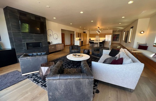 Whitefish Condominio | LUXURY Penthouse w/hot tub overlooking Whitefish, close to Glacier. 3/3.5bath