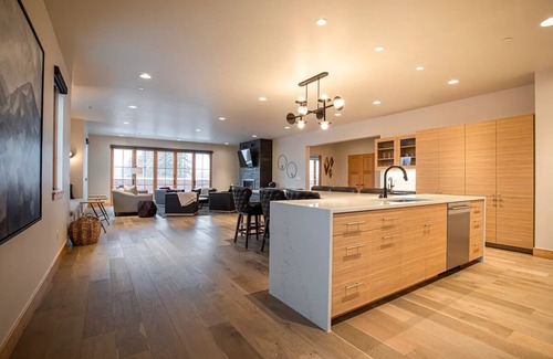 Whitefish Condominio | LUXURY Penthouse w/hot tub overlooking Whitefish, close to Glacier. 3/3.5bath