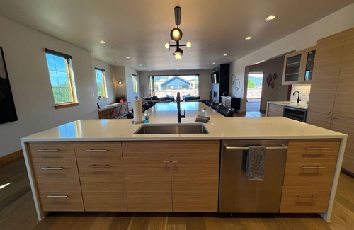 Whitefish Condominio | LUXURY Penthouse w/hot tub overlooking Whitefish, close to Glacier. 3/3.5bath