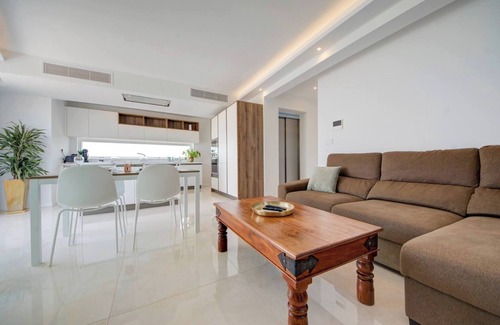High Ridge Apartamento | Ático de lujo con piscina privada y vistas al mar, capacidad para 6 personas.