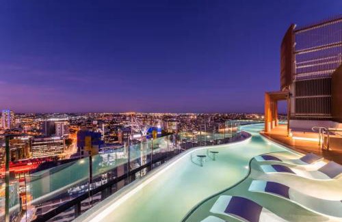 Fortitude Valley Casa | Luxury Peppers Infinity Pool Stylish with 2BD & 1C Park