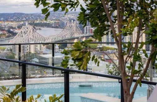 Fortitude Valley Casa | Luxury Peppers Infinity Pool Stylish with 2BD & 1C Park