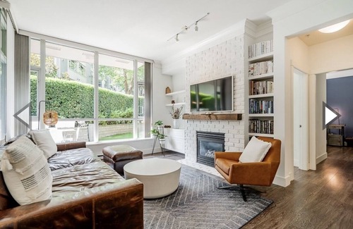 West Side Condominio | Luxury Pet Friendly Condo with Gym, Pool, Hottub, Steam, & Massive Outdoor Space