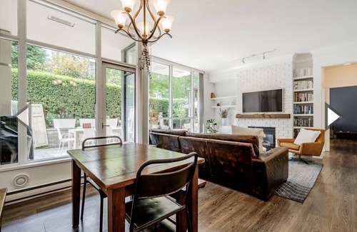 West Side Condominio | Luxury Pet Friendly Condo with Gym, Pool, Hottub, Steam, & Massive Outdoor Space