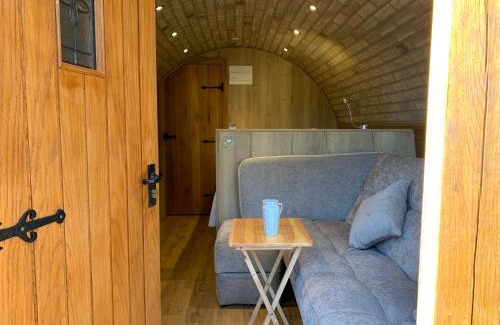 Minster on Sea Casa | Luxury Pod-Sleeps 2-Hot Tub-Pets-Garden