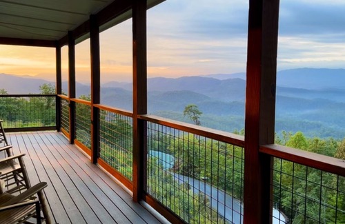 Sevierville Cabina | Luxury Pool Home with Unbelievable Views, Private Pool, Game Room, Hot tub