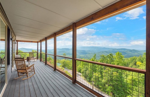 Sevierville Cabina | Luxury Pool Home with Unbelievable Views, Private Pool, Game Room, Hot tub
