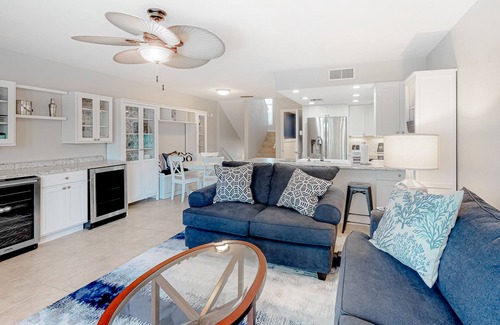East End Casa | Luxury poolside townhouse with deck, balcony, washer/dryer, on-site pool, grill
