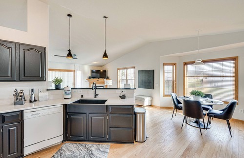 Sun Prairie Condominio | Luxury 'Prairie Retreat': 5 Min from Madison!