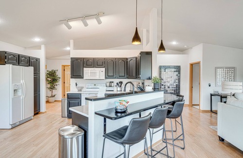 Sun Prairie Condominio | Luxury 'Prairie Retreat': 5 Min from Madison!