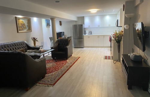 Fisherville Apartamento | Luxury, Private and Ravine View Walkout Basement Apartment
