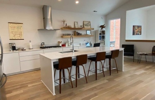 Butchertown Apartamento | Luxury private apartment in downtown Louisville with parking.