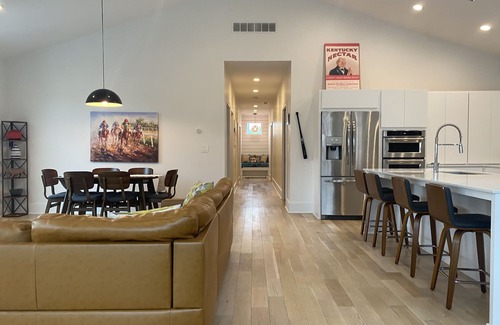 Butchertown Apartamento | Luxury private apartment in downtown Louisville with parking.