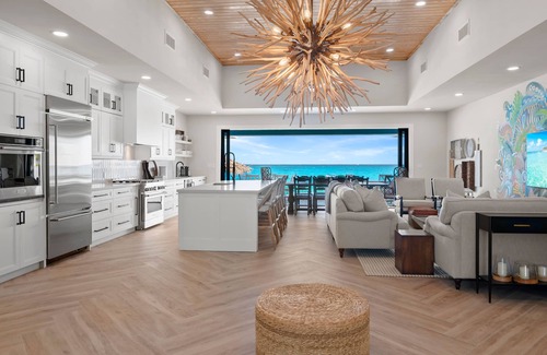 Farmer's Hill Villa | Luxury Private Beachfront Villa w/ Infinity Pool in The Bahamas for 14 people