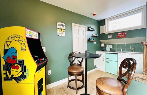 East Allegheny Casa | Luxury Private Boutique Hotel with CityView, Hot Tub, Free Parking