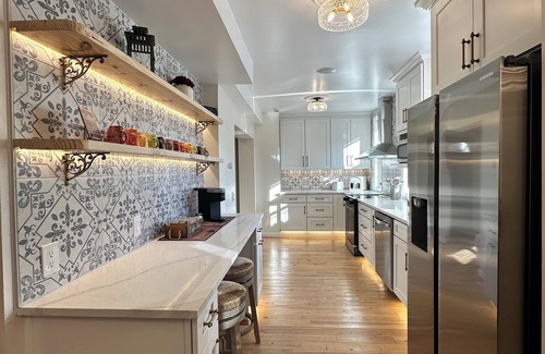 East Allegheny Casa | Luxury Private Boutique Hotel with CityView, Hot Tub, Free Parking