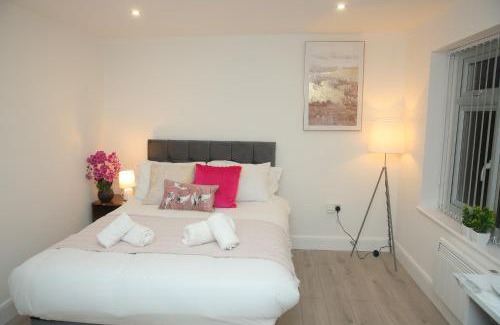 Luton Casa | Luxury Private Ensuite and Kitchenette Room Near Luton Airport 4 Min Drive