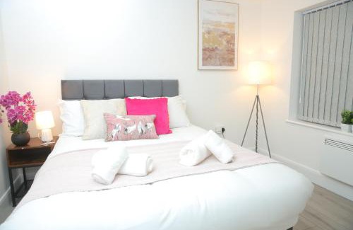 Luton Casa | Luxury Private Ensuite and Kitchenette Room Near Luton Airport 4 Min Drive
