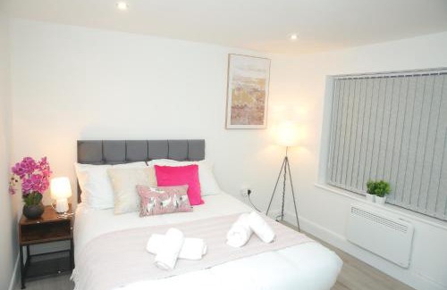 Luton Casa | Luxury Private Ensuite and Kitchenette Room Near Luton Airport 4 Min Drive