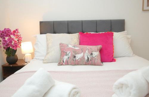 Luton Casa | Luxury Private Ensuite and Kitchenette Room Near Luton Airport 4 Min Drive