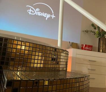 Bodegraven Apartamento | Luxury Private Spa with golden bath, cinema and sauna