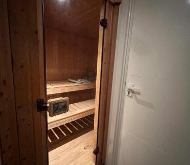 Bodegraven Apartamento | Luxury Private Spa with golden bath, cinema and sauna