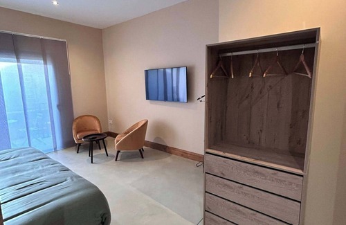 Torreilles Cama Y Desayuno | Luxury private suite, the colonial house