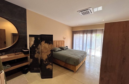 Torreilles Cama Y Desayuno | Luxury private suite, the colonial house