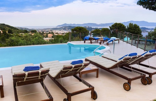 Katsarou Villa | "Villa Hermes" privada de lujo con gran piscina y vistas impresionantes